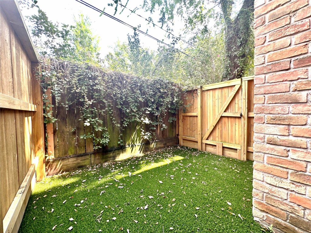 2001 Bering Drive, Unit 7L Houston, TX 77057 - Photo 25 of 33 a view of outdoor space and yard