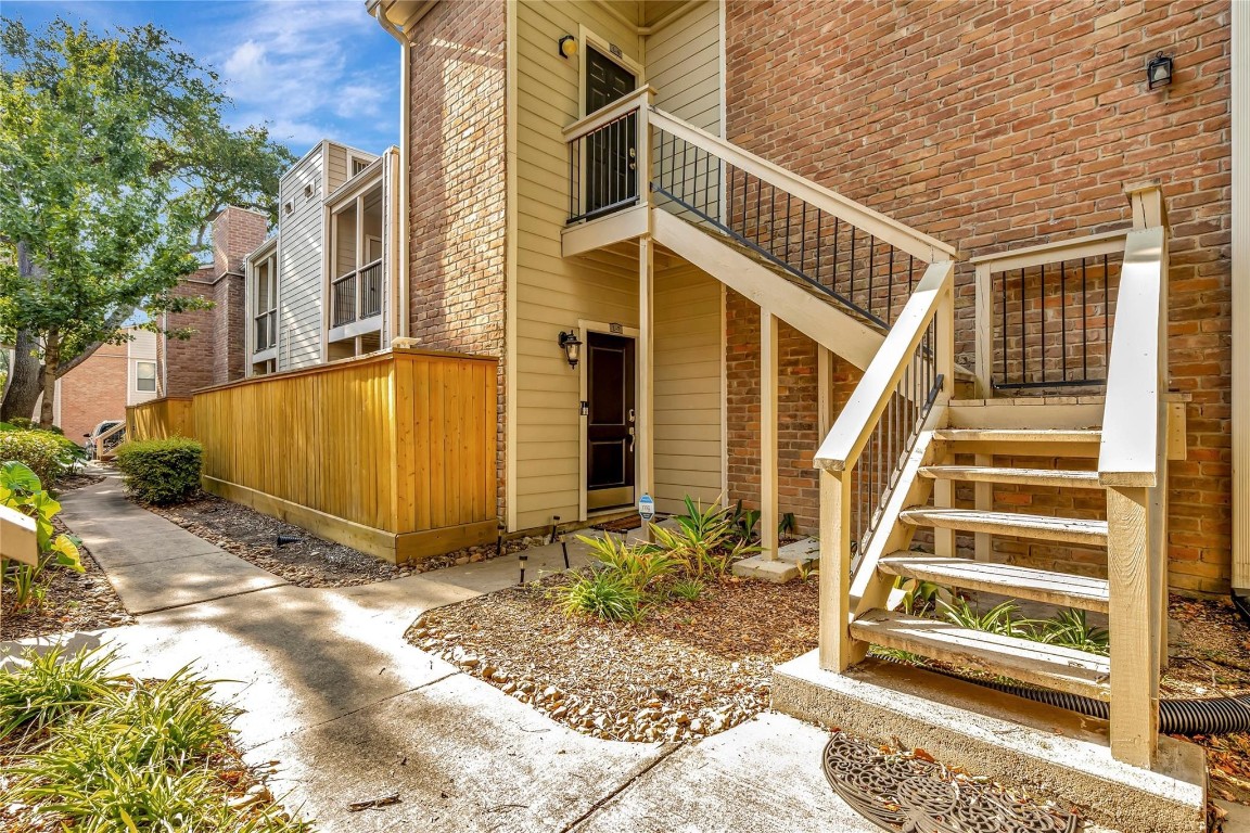 2001 Bering Drive, Unit 7L Houston, TX 77057 - Photo 27 of 33 a view of a house with backyard and wooden fence