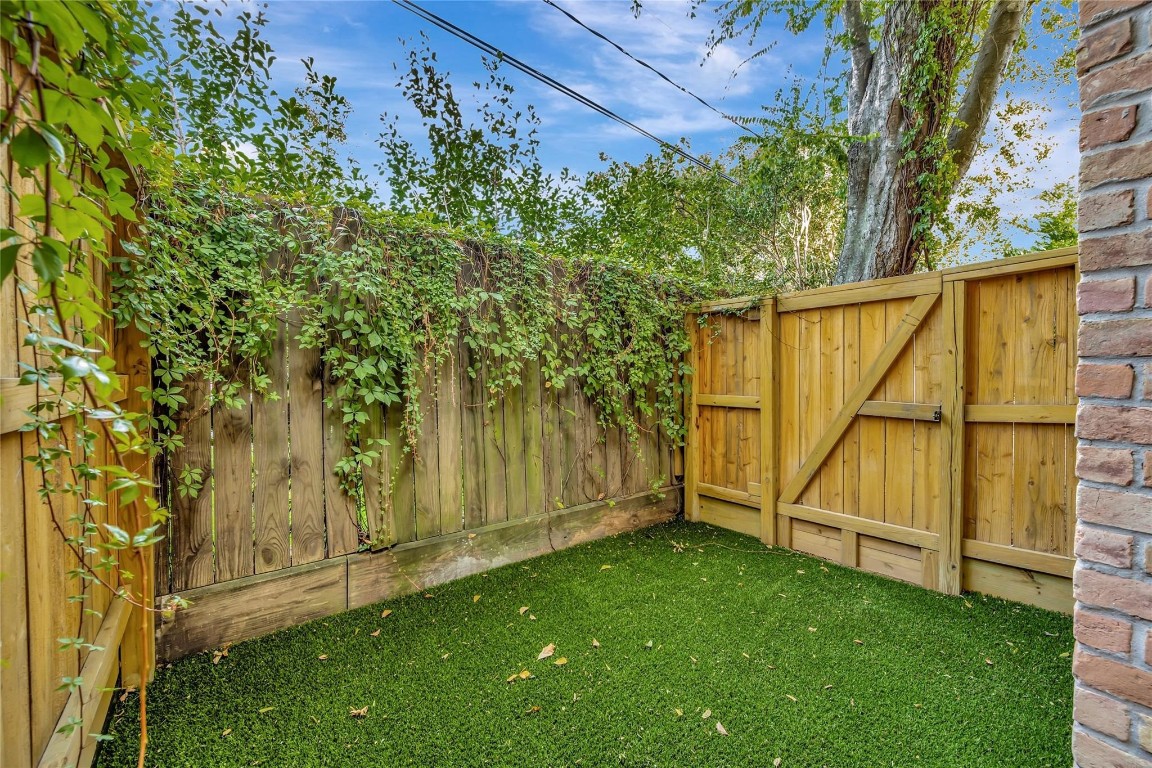 2001 Bering Drive, Unit 7L Houston, TX 77057 - Photo 28 of 33 a view of backyard with tub