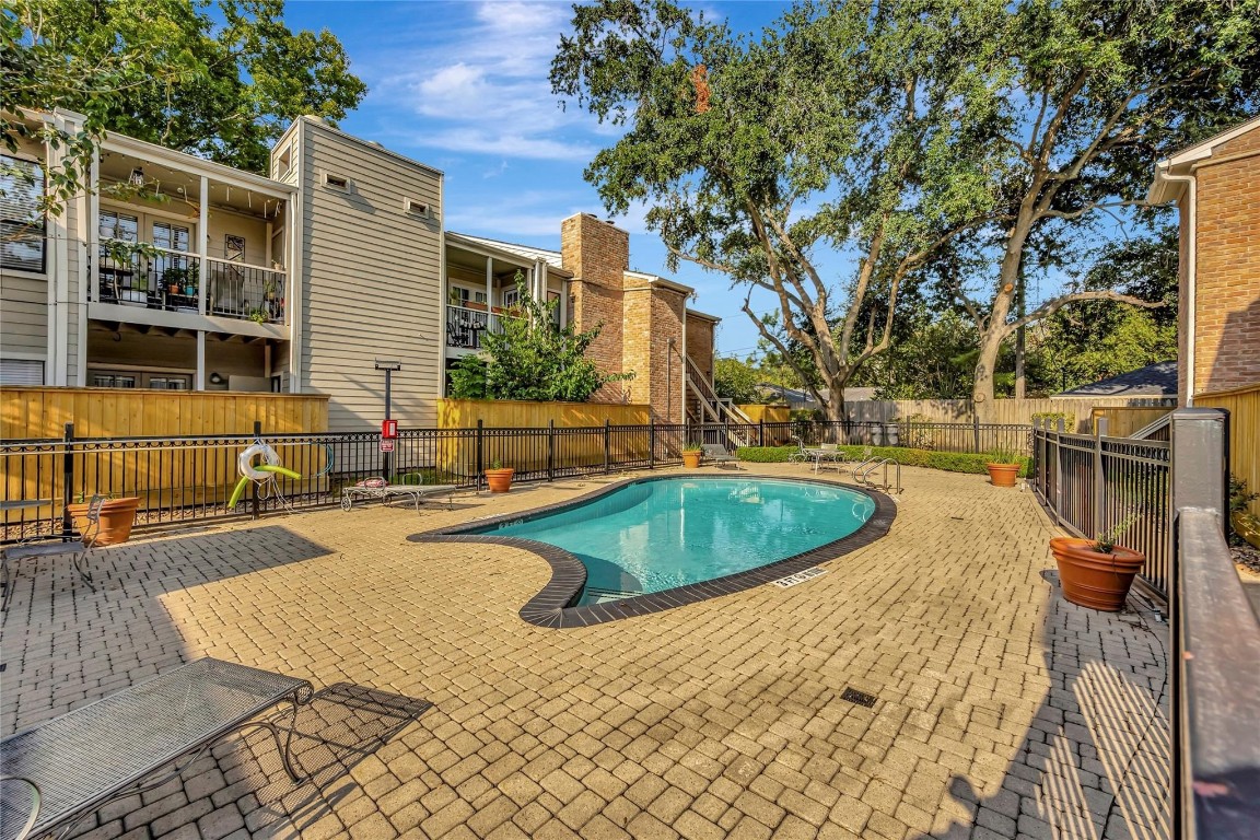 2001 Bering Drive, Unit 7L Houston, TX 77057 - Photo 30 of 33 swimming pool with outdoor seating