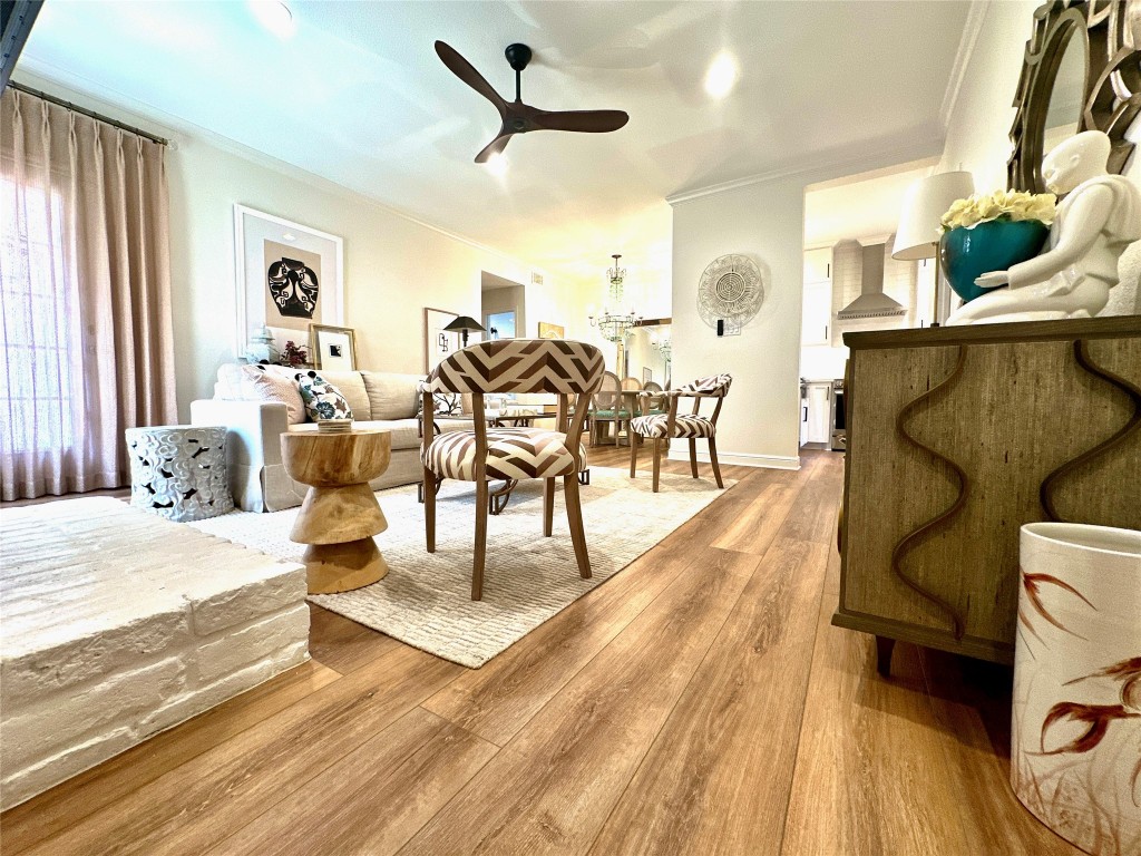 2001 Bering Drive, Unit 7L Houston, TX 77057 - Photo 6 of 33 a living room with furniture