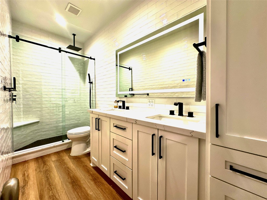 2001 Bering Drive, Unit 7L Houston, TX 77057 - Photo 8 of 33 a bathroom with a sink a toilet a mirror and shower