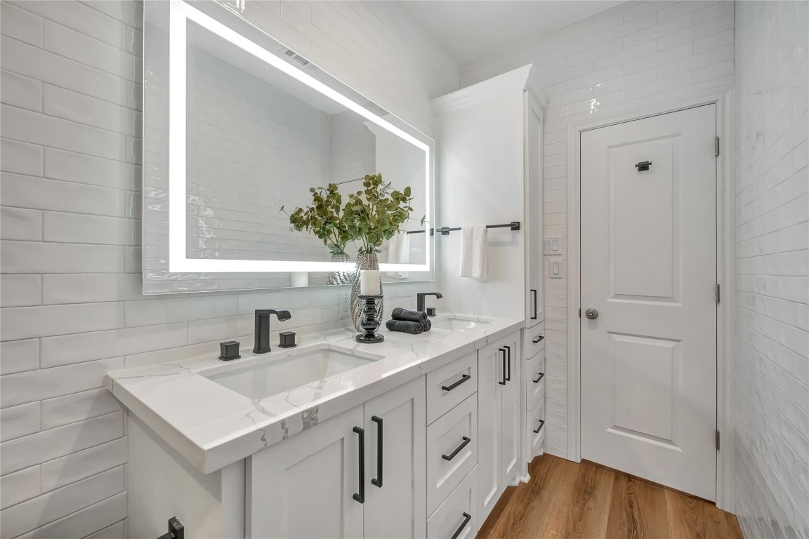 2001 Bering Drive, Unit 7L Houston, TX 77057 - Photo 10 of 33 a bathroom with a sink and a mirror