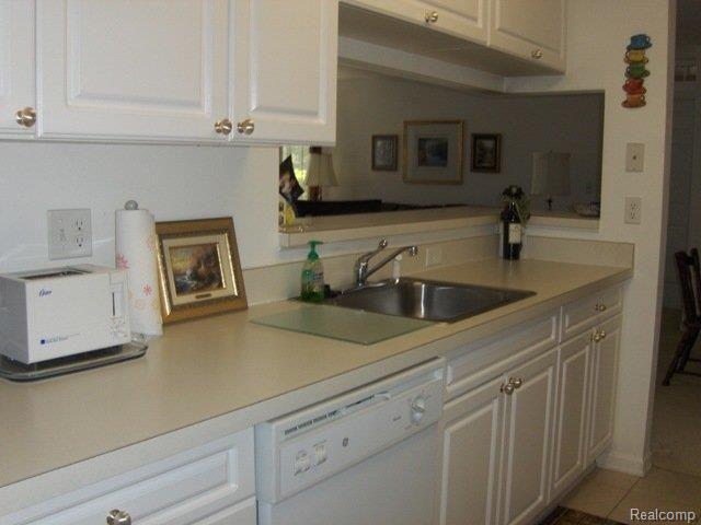 3727 Oakmonte Boulevard, Unit 2 Rochester, MI 48306 - Photo 10 of 21 3727 Oakmonte04.JPG