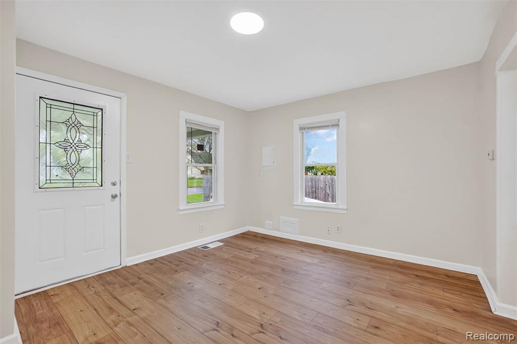 4910 Hughes Road Lansing, MI 48910 - Photo 7 of 27