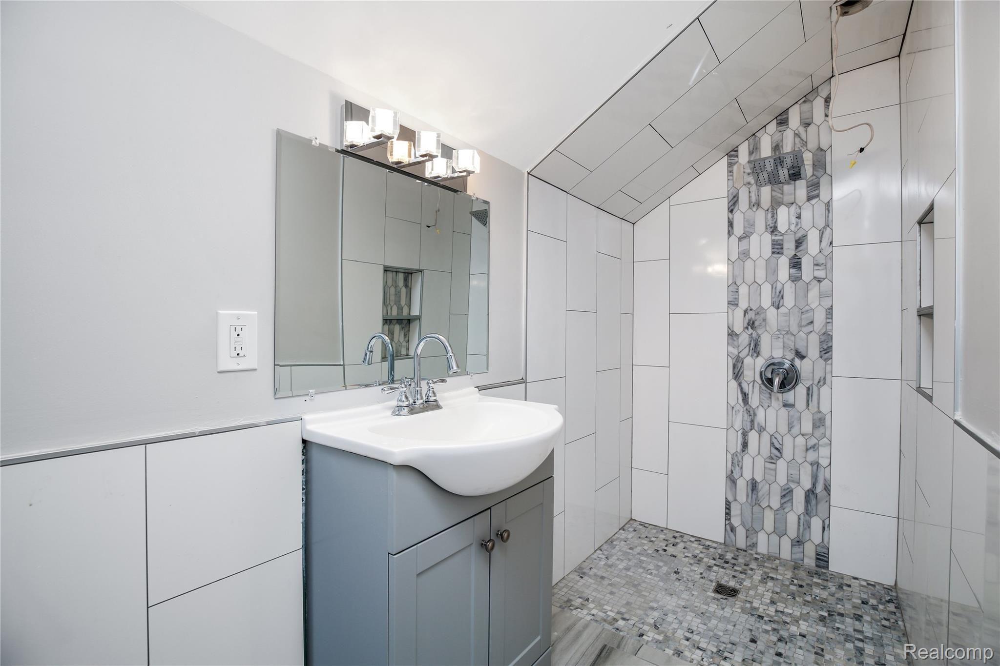 14340 Ashton Road Detroit, MI 48223 - Photo 27 of 37 14340+Ashton+Rd+Detroit-16-original.jpg