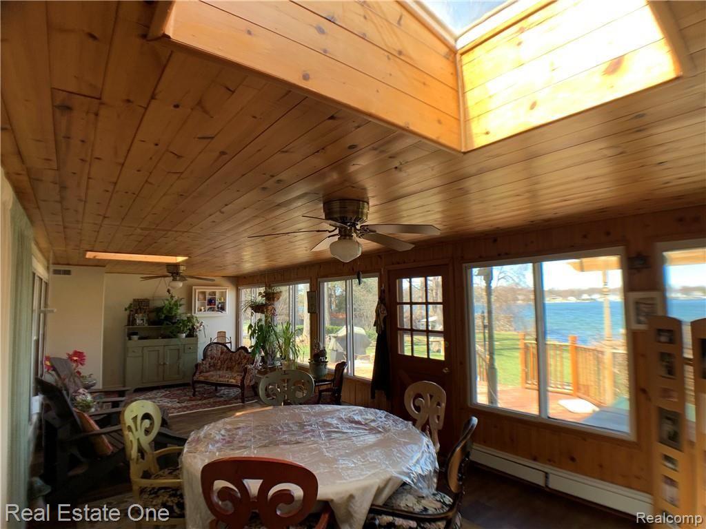 6970 Hatchery Road Waterford, MI 48327 - Photo 21 of 38 Skylight in Diningroom/Sunroom