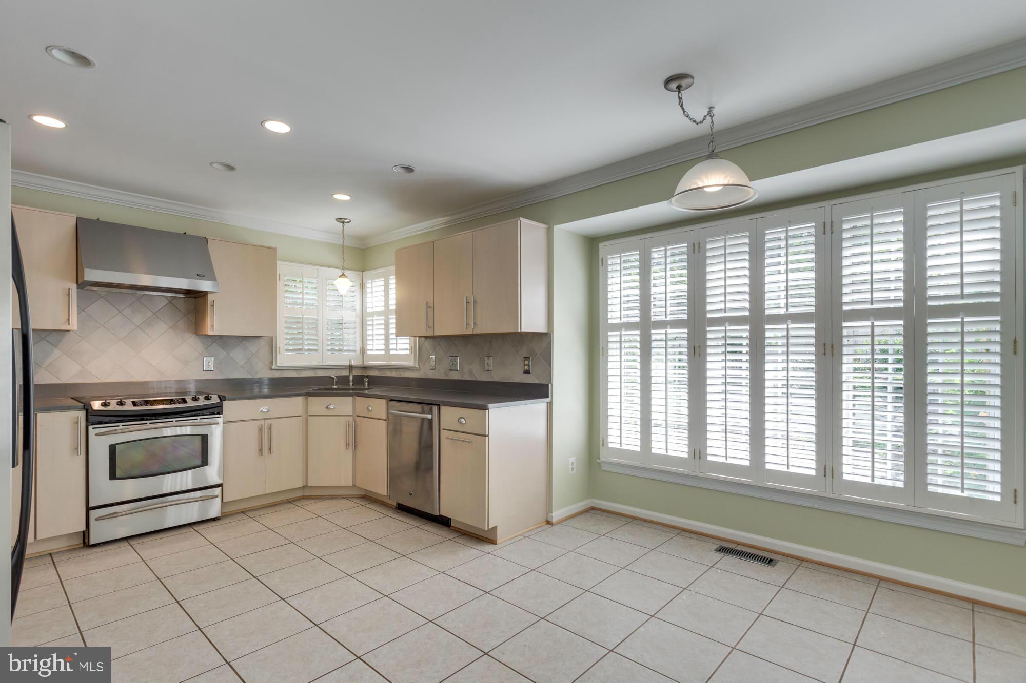 11607 Springhouse Place Reston, VA 20194 - Photo 12 of 28 Kitchen