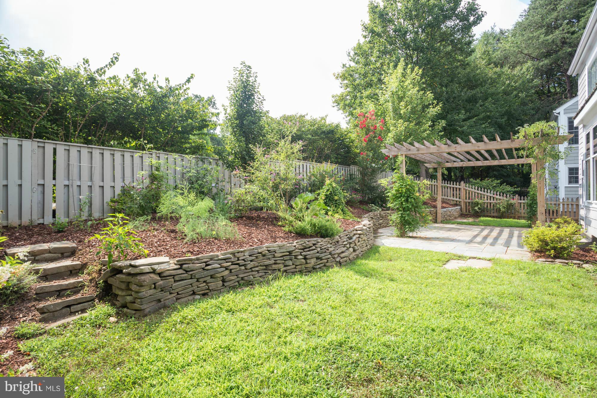 11607 Springhouse Place Reston, VA 20194 - Photo 23 of 28 Yard