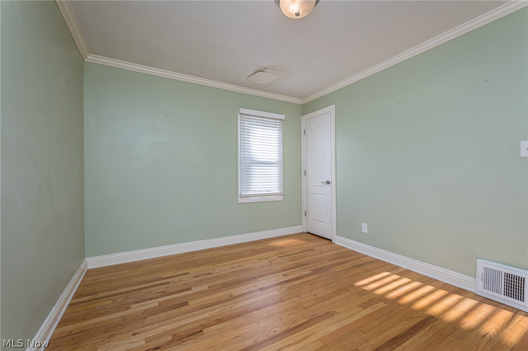 3894 Parkdale Road Cleveland, OH 44121 - Photo 14 of 35