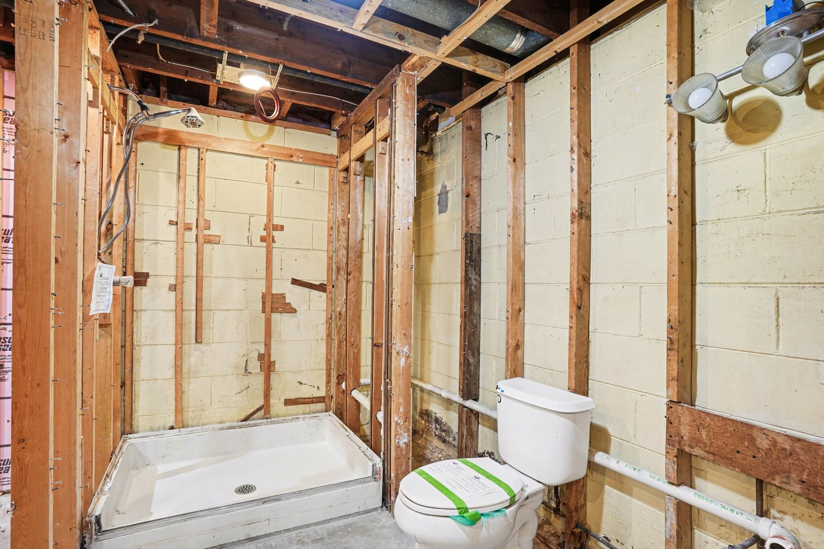 1124 West Hawkins Street Kankakee, IL 60901 - Photo 18 of 22 a bathroom with a shower curtain and a sink