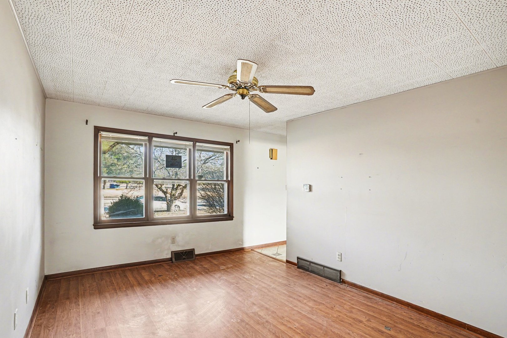 1124 West Hawkins Street Kankakee, IL 60901 - Photo 4 of 22 an empty room with wooden floor and windows