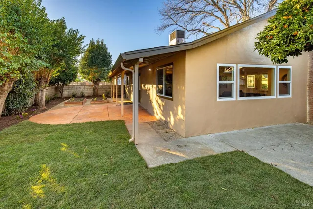 a view of a house with a yard