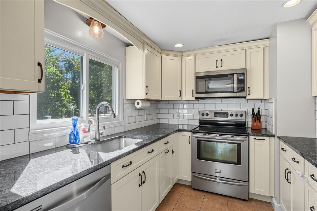 17 Oakvale Road Framingham, MA 01701 - Photo 12 of 42 Gallery Image 12