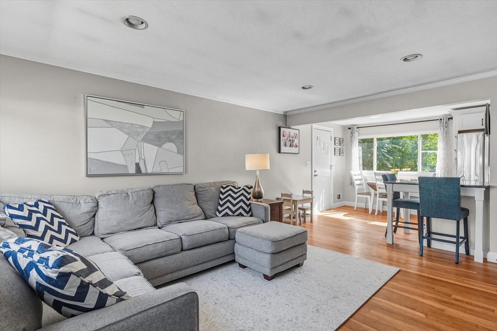 17 Oakvale Road Framingham, MA 01701 - Photo 4 of 42 Gallery Image 4