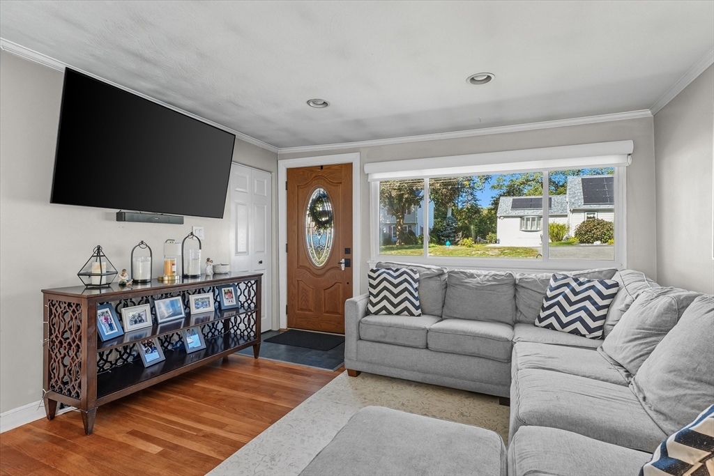 17 Oakvale Road Framingham, MA 01701 - Photo 6 of 42 Gallery Image 6
