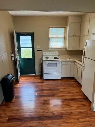 $1,000 | 1323 Geele Avenue, Sheboygan, WI 53083