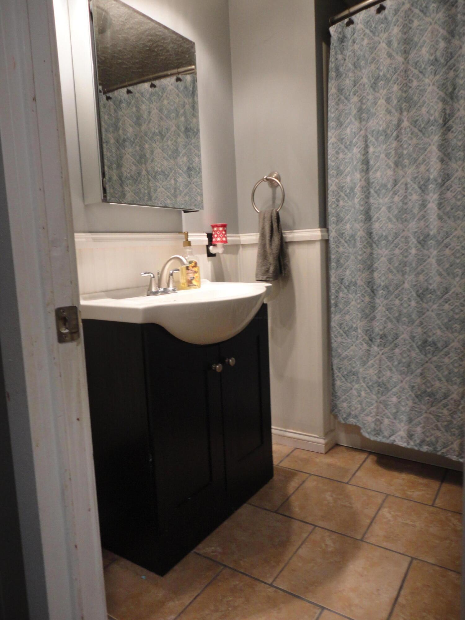 1550 Frame Road Zanesville, OH 43701 - Photo 17 of 27 1st floor bath
