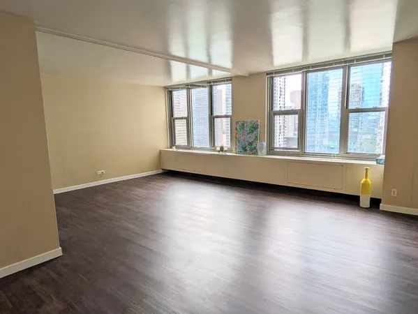 $2,100 | 400 East Randolph Street, Unit 2812, Chicago, IL 60601