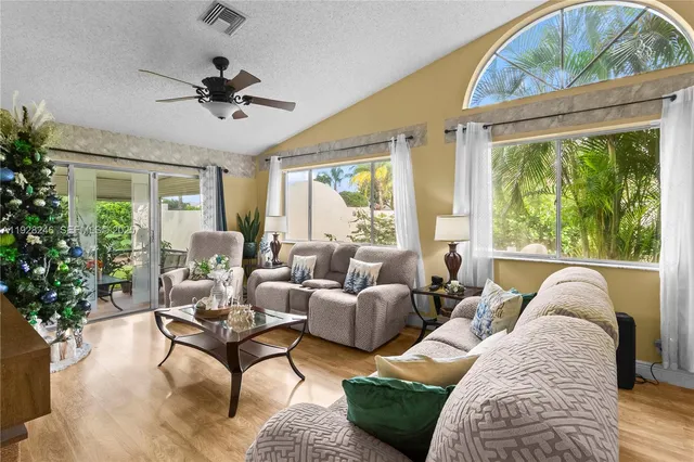 $3,800 | 7464 Pinewalk Drive South, Unit 8118, Margate, FL 33063