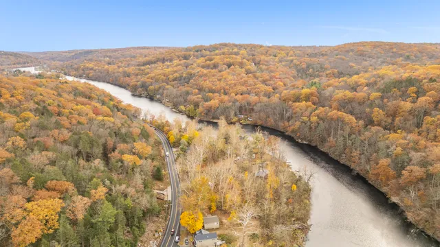 $414,900 | 567 Roosevelt Drive, Oxford, CT 06478