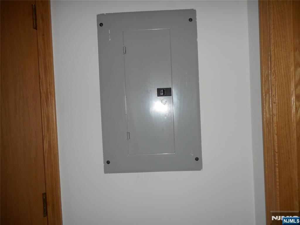 137 River Road, Unit 137 Clifton, NJ 07014 - Photo 16 of 21 a bathroom with a mirror