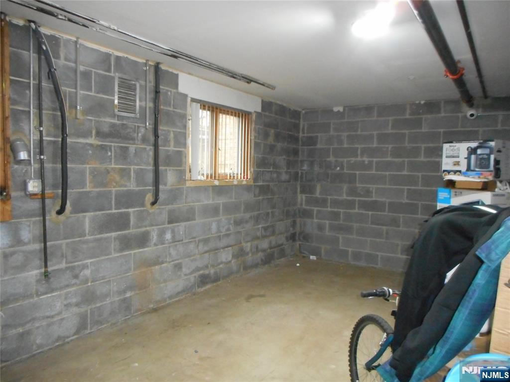 137 River Road, Unit 137 Clifton, NJ 07014 - Photo 17 of 21 a bathroom with a bathtub