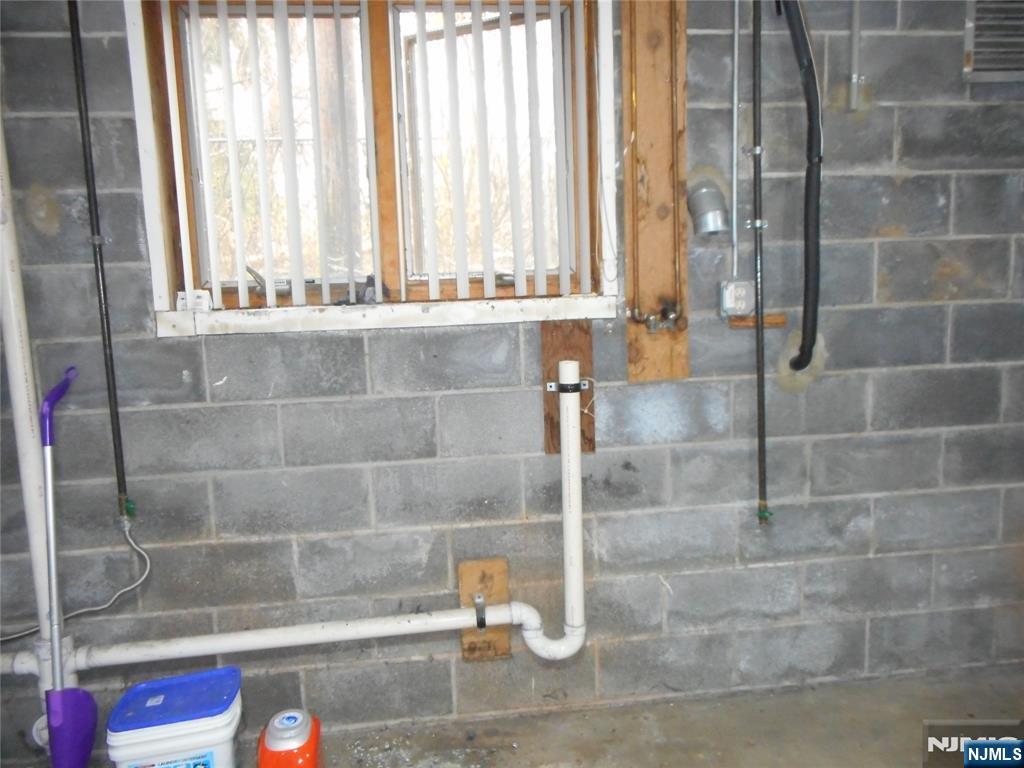 137 River Road, Unit 137 Clifton, NJ 07014 - Photo 21 of 21 a bathroom with a bathtub