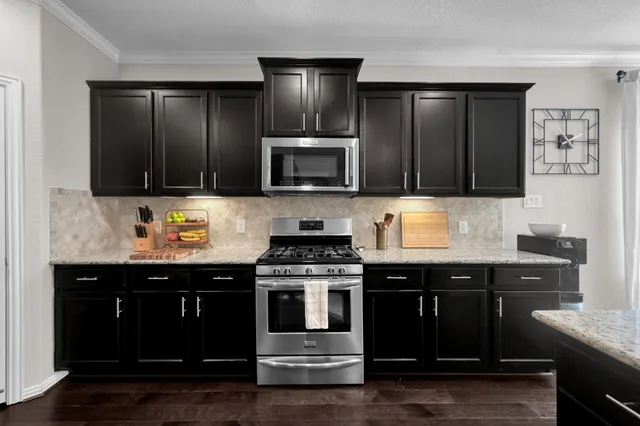 a view of a house with backyard and porch
