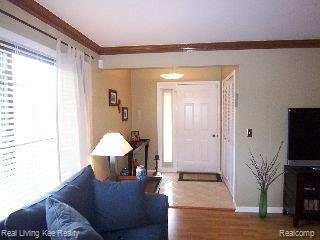 33 Meadow Wood Drive, Unit 170 Rochester, MI 48307 - Photo 5 of 25 Living Room