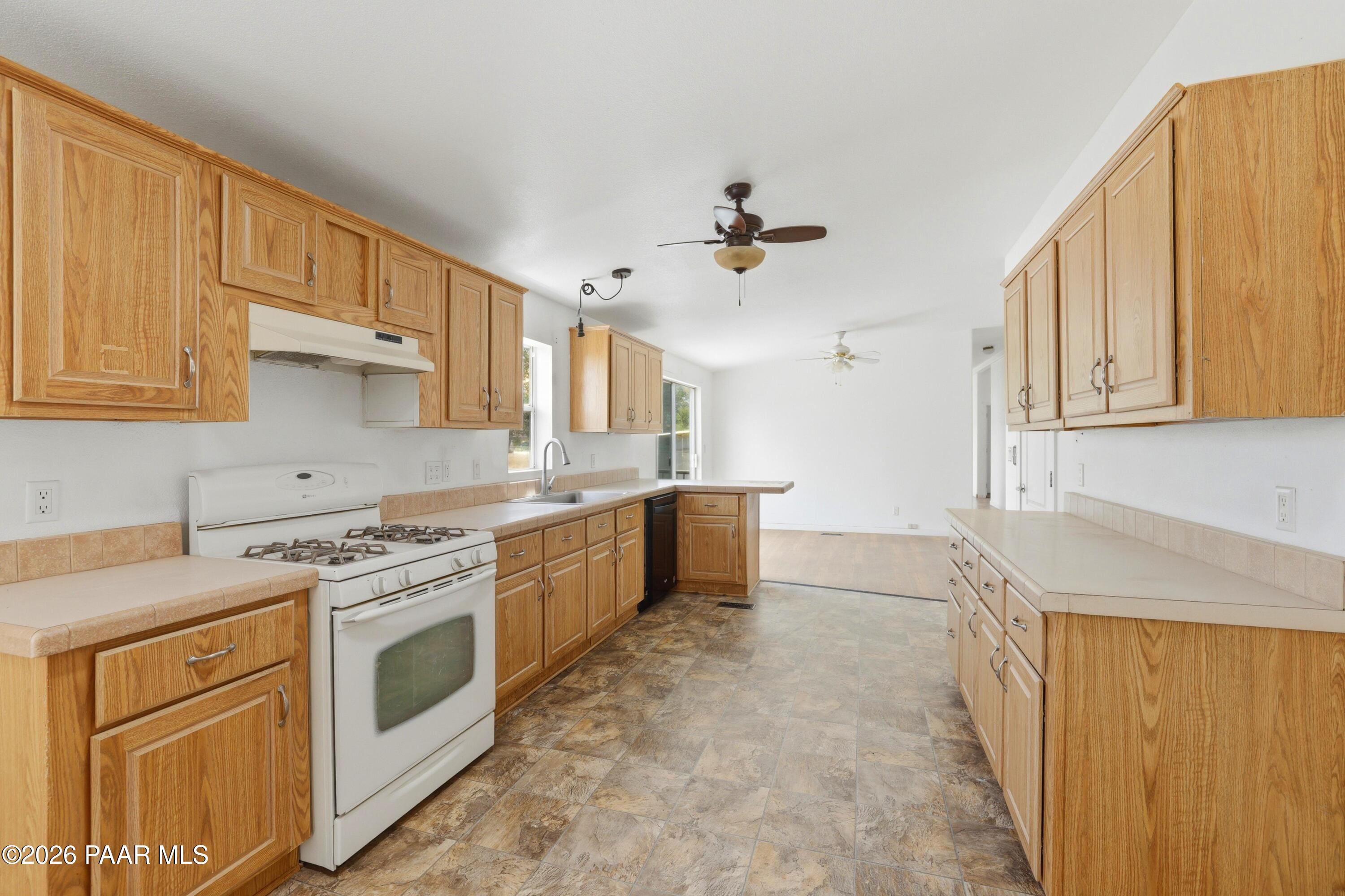 1495 Buffalo Run Road Chino Valley, AZ 86323 - Photo 7 of 32 07-Kitchen