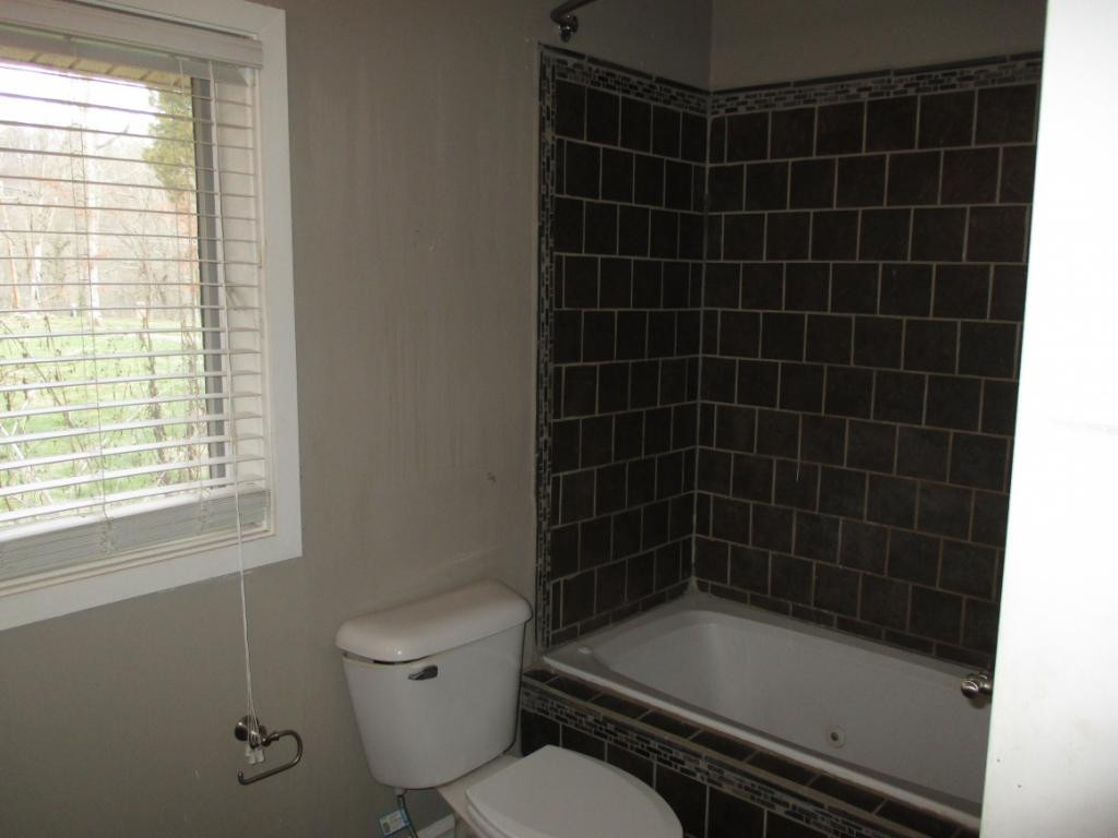 2940 Cliffside Road Kingsport, TN 37664 - Photo 12 of 36 Master Bathroom