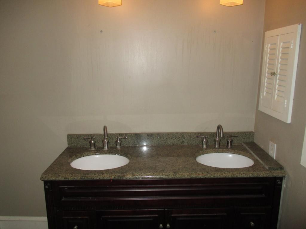 2940 Cliffside Road Kingsport, TN 37664 - Photo 13 of 36 Master Bathroom