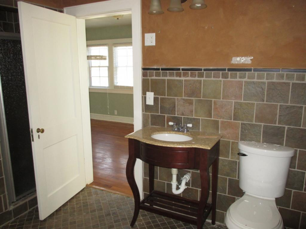 2940 Cliffside Road Kingsport, TN 37664 - Photo 21 of 36 Jack and Jill Bathroom