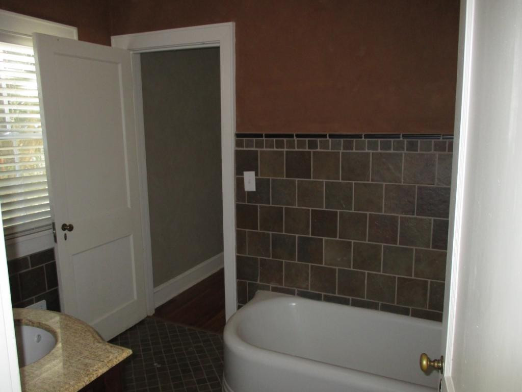 2940 Cliffside Road Kingsport, TN 37664 - Photo 22 of 36 Jack and Jill Bathroom
