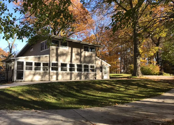 $400,000 | 18091 Lovell Road, Spring Lake, MI 49456