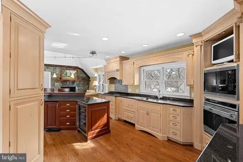 $2,100,000 | 714 Seneca Road, Great Falls, VA 22066