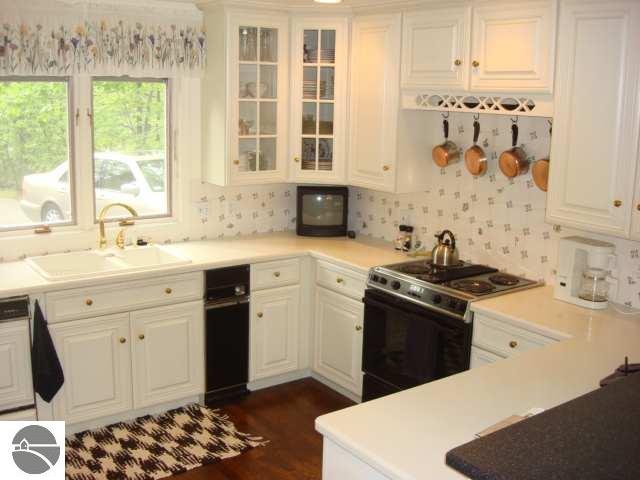 6464 Mission Ridge Traverse City, MI 49686 - Photo 4 of 15 1693026-3.JPG