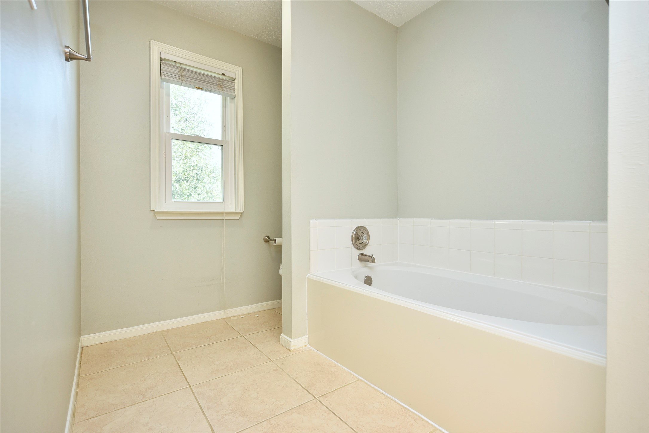 31106 Pine Bay Street Spring, TX 77386 - Photo 24 of 38 a white bath tub sitting next to a window