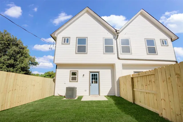 a view of a back yard of the house