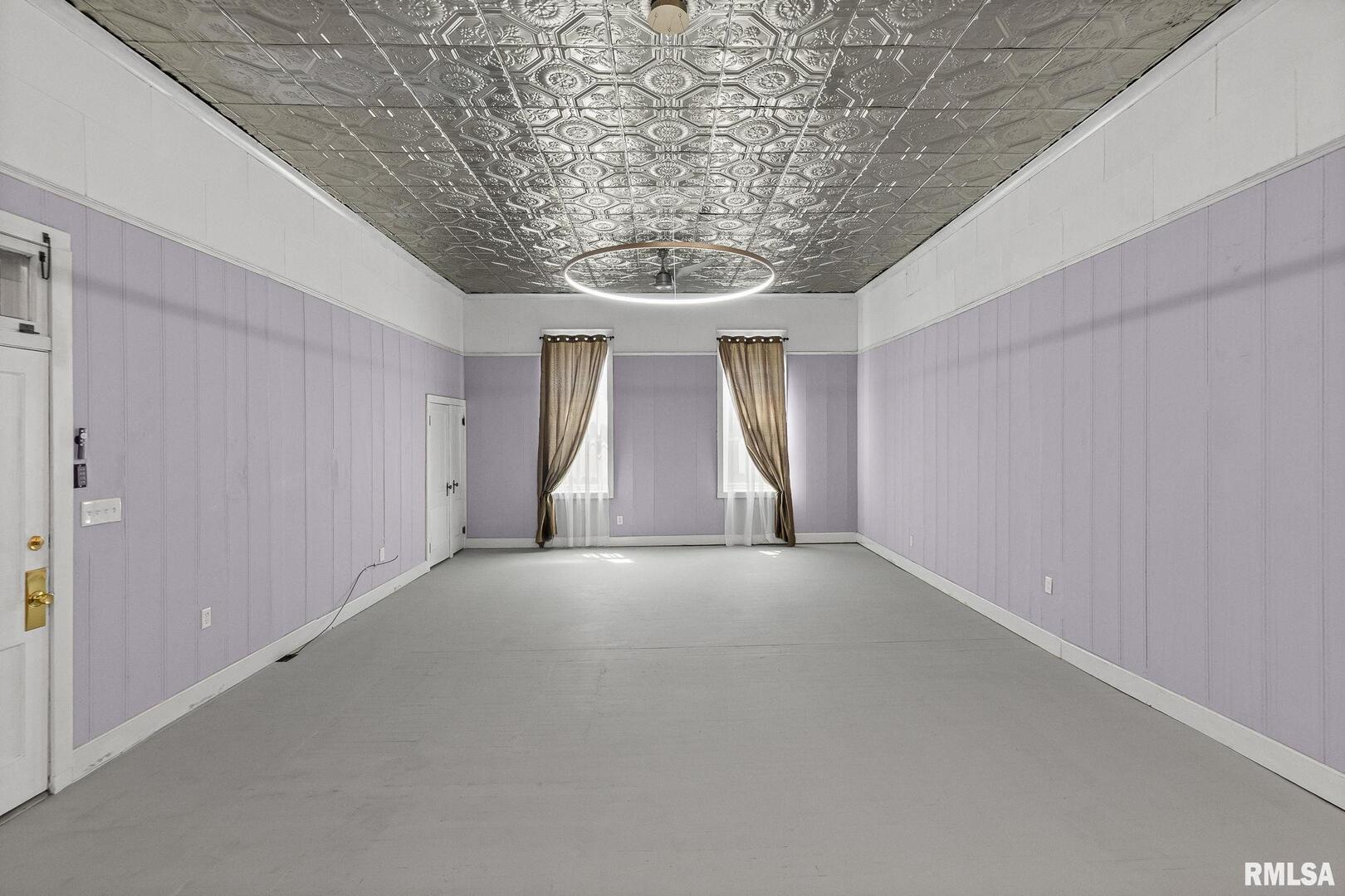 6 South Division Street Du Quoin, IL 62832 - Photo 22 of 47 a view of an empty room with a window