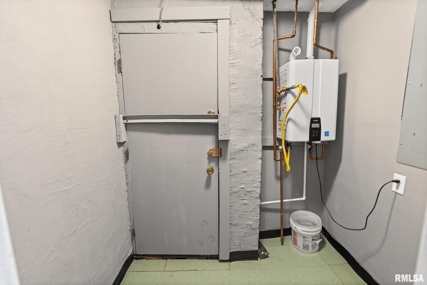 6 South Division Street Du Quoin, IL 62832 - Photo 10 of 47 a bathroom with a granite countertop shower and toilet