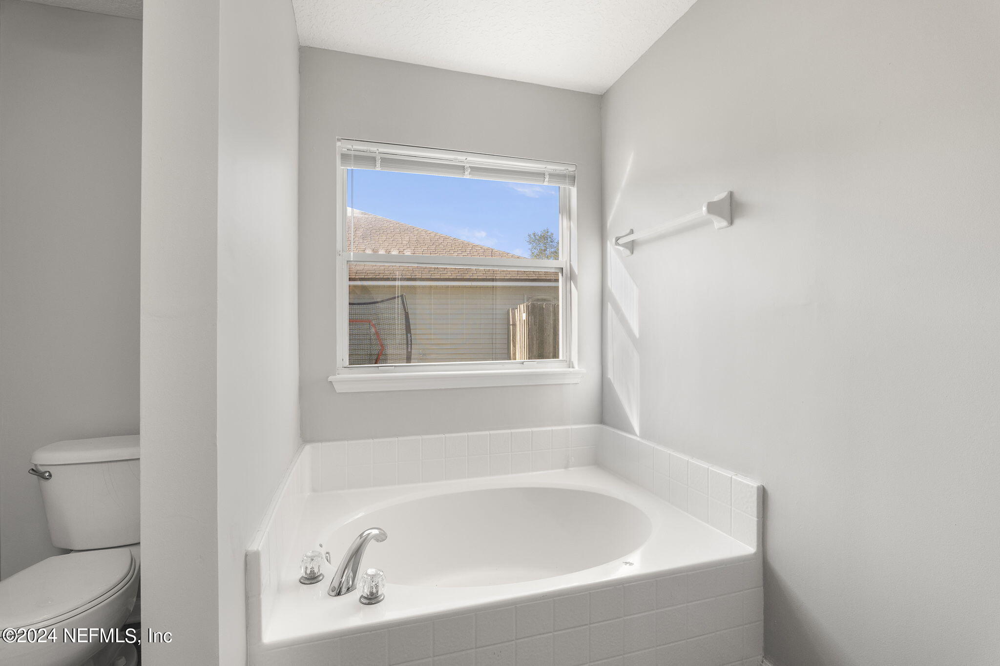 1579 Timber Trace Drive St. Augustine, FL 32092 - Photo 8 of 30 a bathroom with a tub