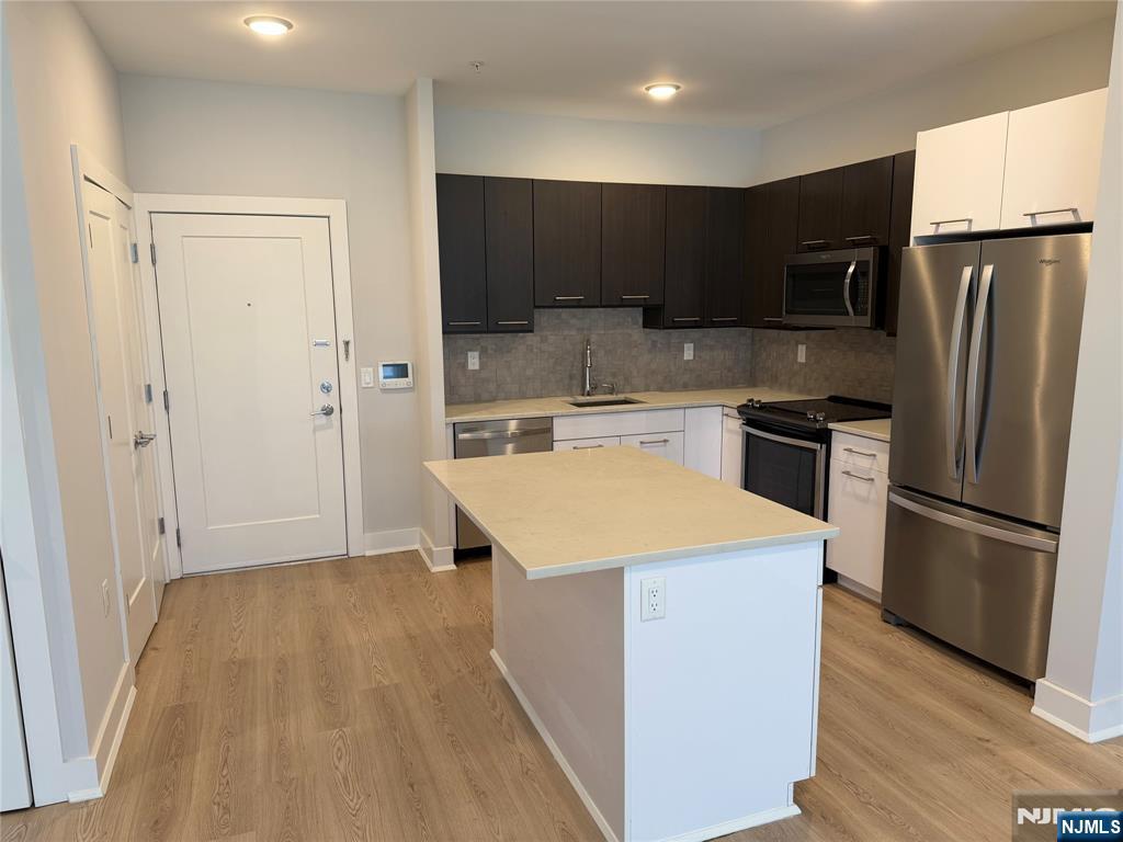 2150 North Central Road, Unit 306 Fort Lee, NJ 07024 - Photo 3 of 19