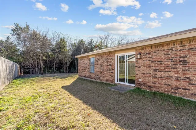 $2,500 | 134 London Lane, Glenn Heights, TX 75154