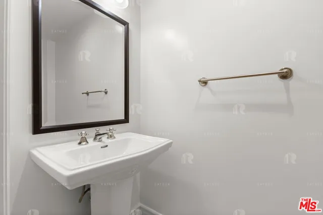 $5,000 | 12104 Hoffman Street, Unit 302, Studio City, CA 91604