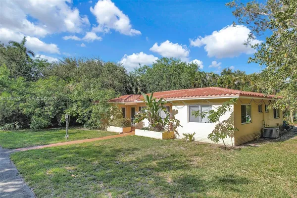 a view of a house with backyard