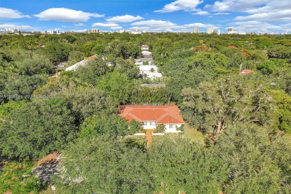a view of a back yard