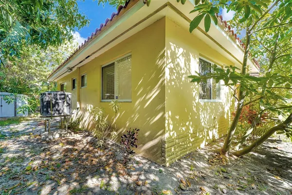 $995,000 | 11919 Northeast 8th Avenue, Biscayne Park, FL 33161