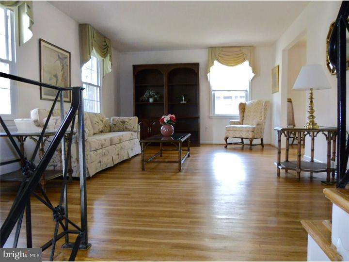 358 Hemlock Lane Springfield, PA 19064 - Photo 3 of 13 Living Room